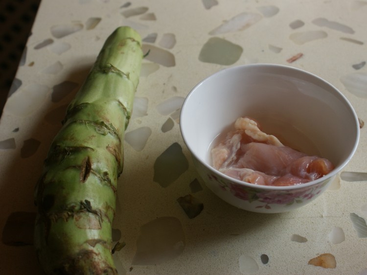 青笋炒鸡片步骤1