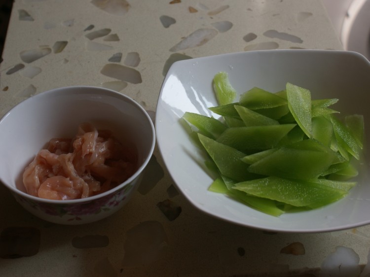青笋炒鸡片步骤2