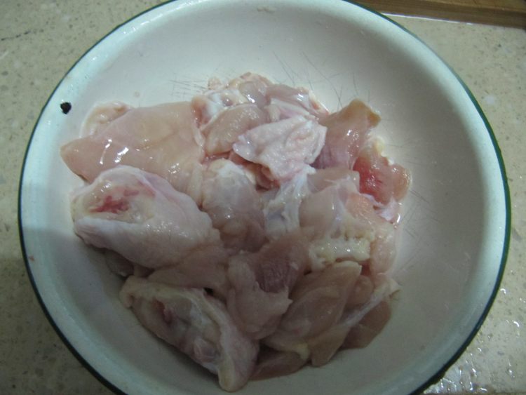 西兰花头炒鸡肉步骤1