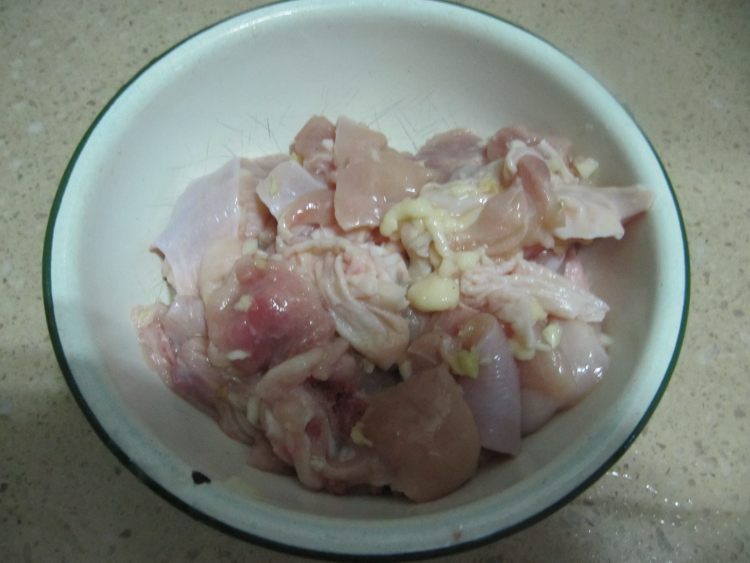 西兰花头炒鸡肉步骤2