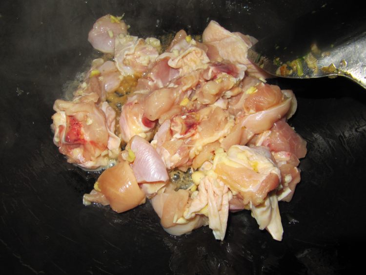 西兰花头炒鸡肉步骤5