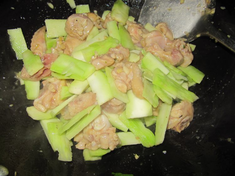 西兰花头炒鸡肉步骤8