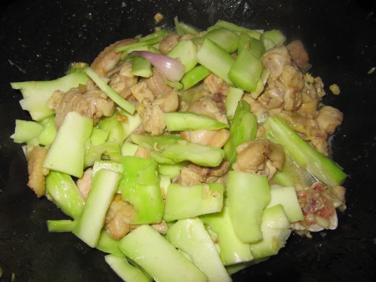 西兰花头炒鸡肉步骤7