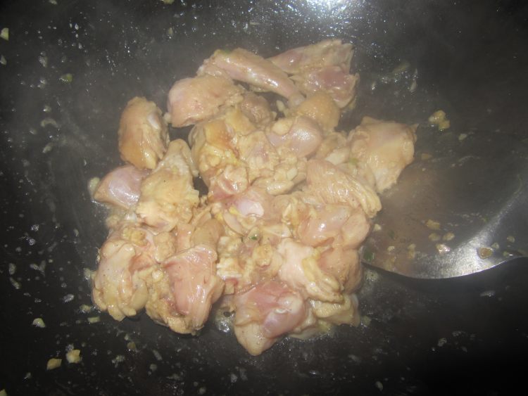 西兰花头炒鸡肉步骤6