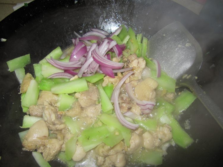西兰花头炒鸡肉步骤9