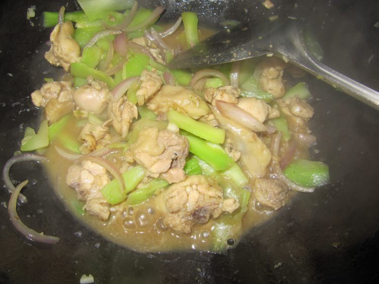 西兰花头炒鸡肉步骤10