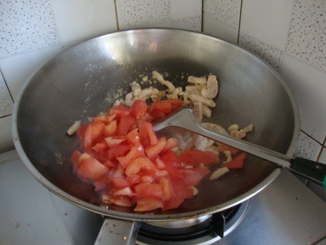 西红柿炒鸡肉步骤4