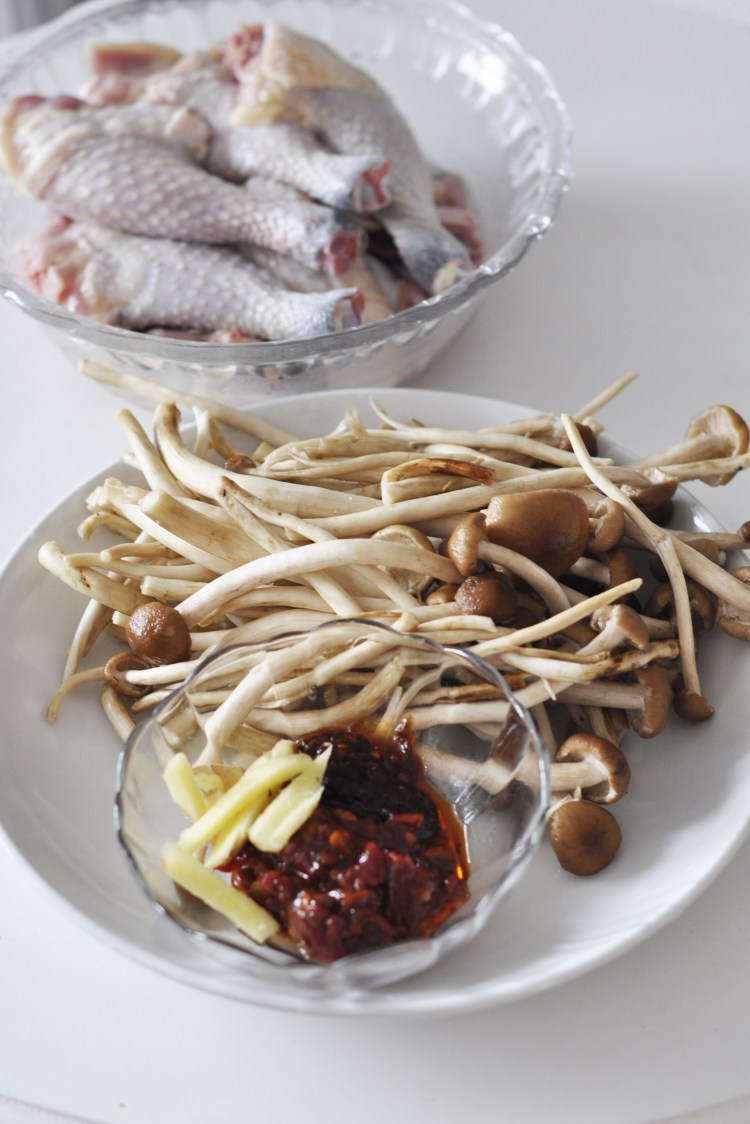 茶树菇烧鸡步骤1