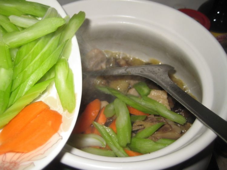 双菇炖鸡步骤15