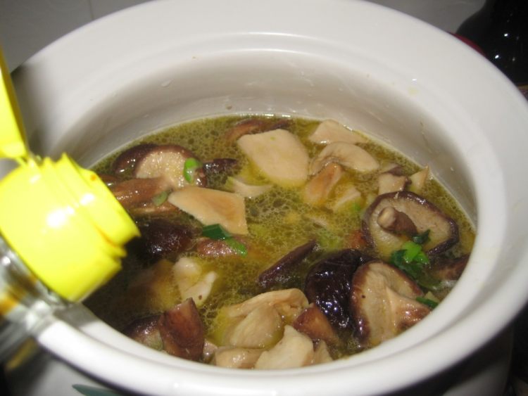 双菇炖鸡步骤13