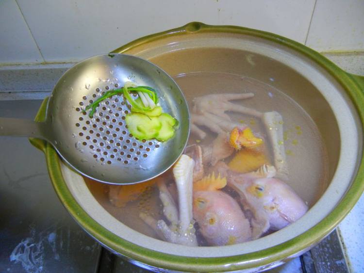 香沙芋仔鸡汤步骤5
