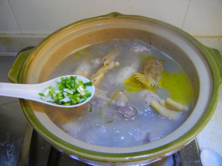 香沙芋仔鸡汤步骤10