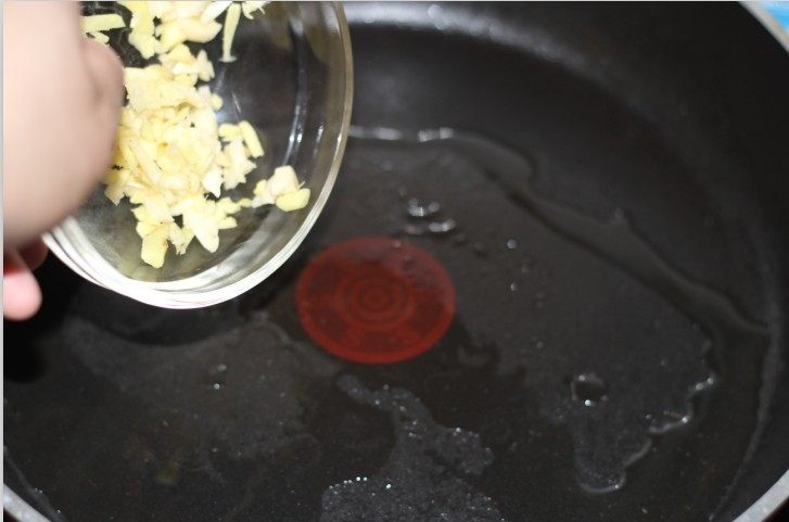 辣椒酱炒鸡步骤2