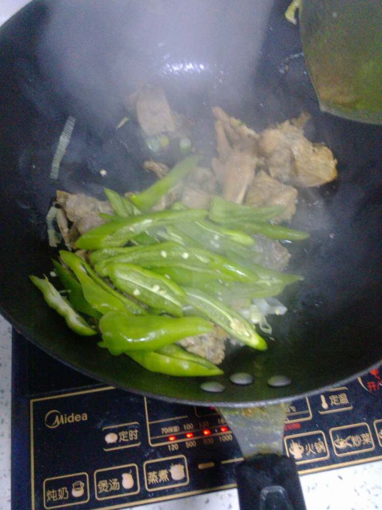 辣椒炒鸡肉步骤7