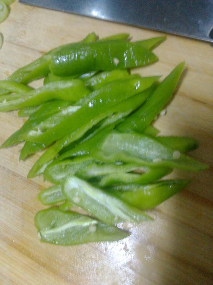 辣椒炒鸡肉步骤1