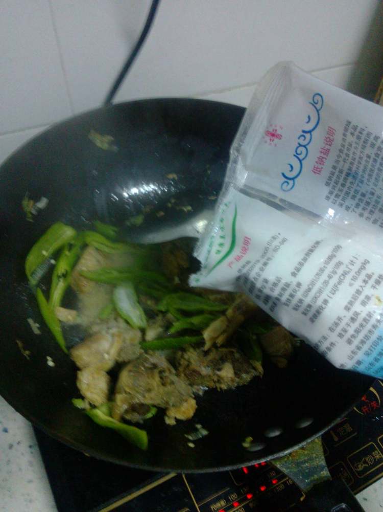 辣椒炒鸡肉步骤8