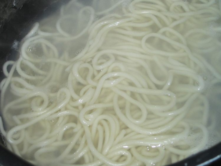 洋葱鸡丝炒面步骤1