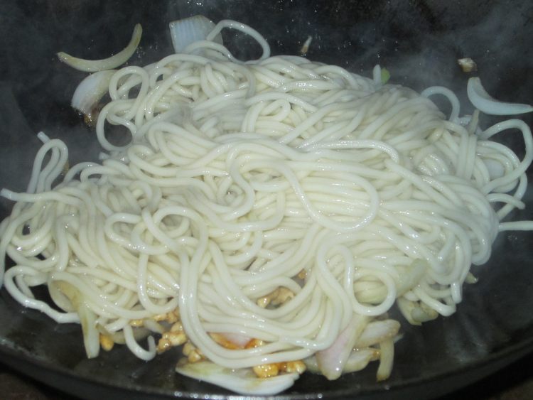 洋葱鸡丝炒面步骤8