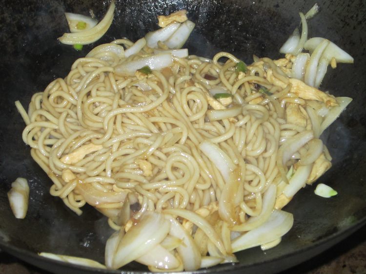 洋葱鸡丝炒面步骤9