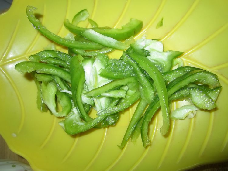 青椒鸡丝炒面步骤1