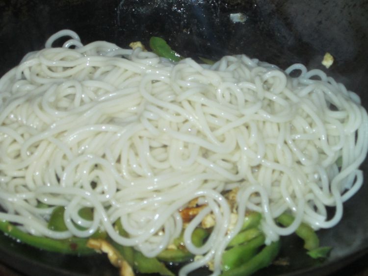 青椒鸡丝炒面步骤8