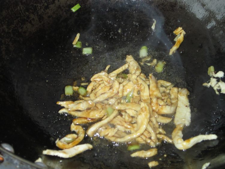 油菜炒鸡丝步骤4
