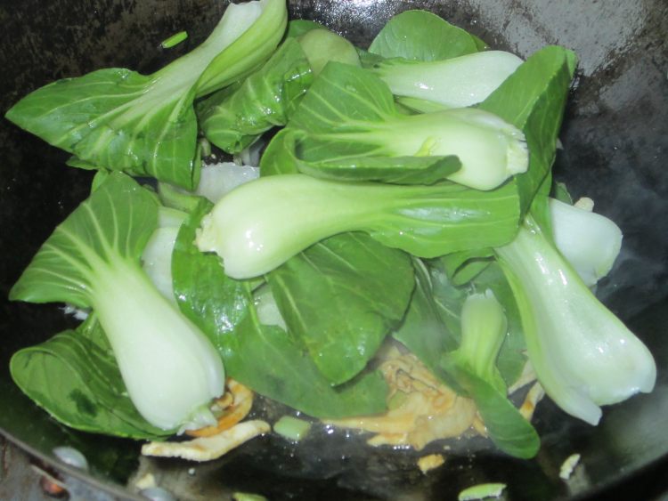 油菜炒鸡丝步骤5