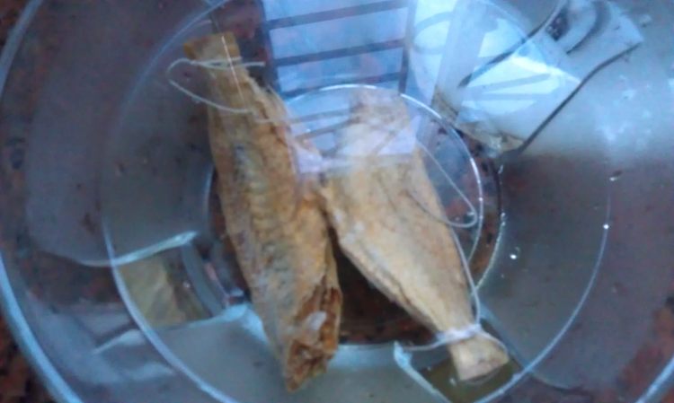 咸鱼鸡粒炒饭步骤1