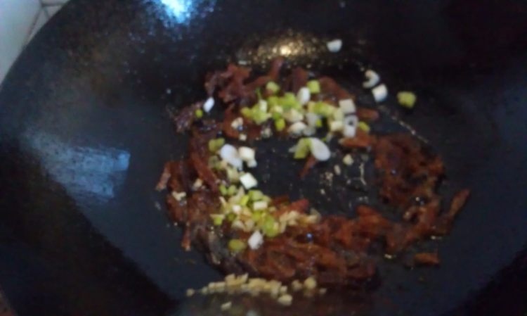 咸鱼鸡粒炒饭步骤6