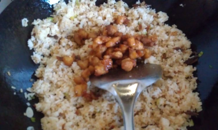 咸鱼鸡粒炒饭步骤9