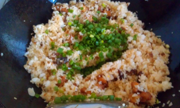 咸鱼鸡粒炒饭步骤10