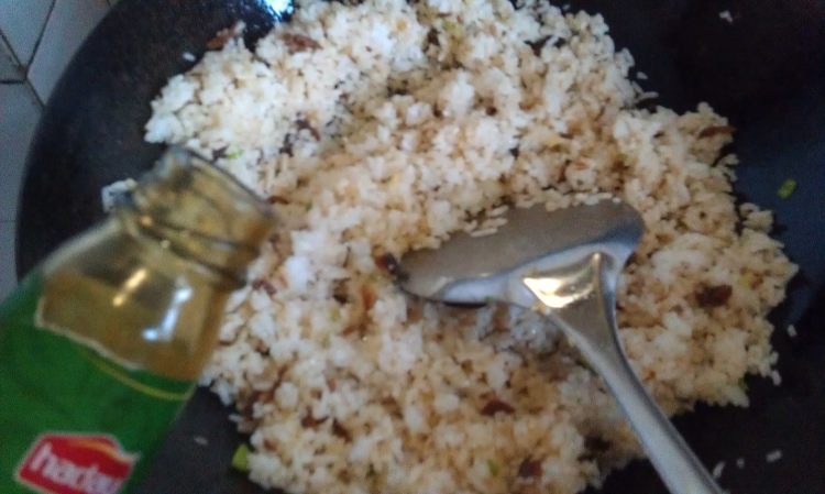 咸鱼鸡粒炒饭步骤7