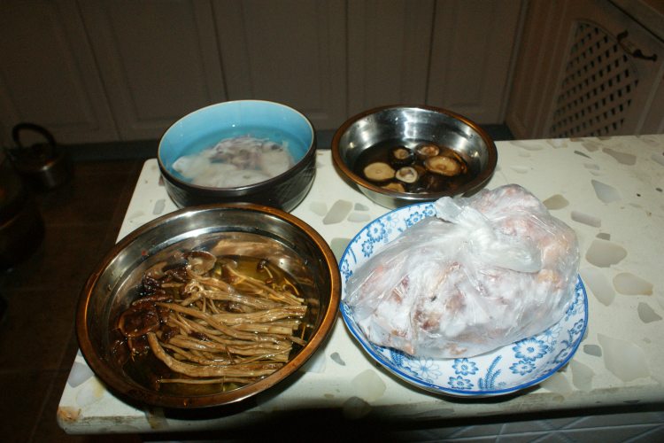 茶树菇墨鱼炖鸡步骤1