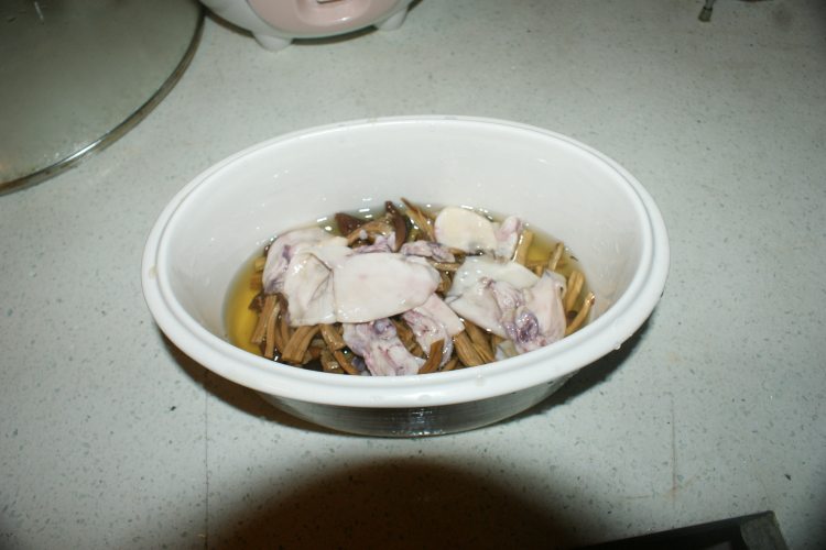 茶树菇墨鱼炖鸡步骤2