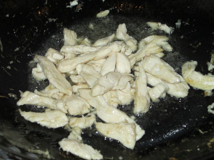 菜花炒鸡肉步骤4