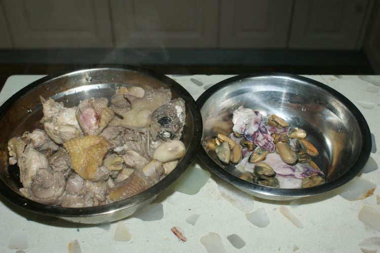 小墨鱼炖鸡步骤2