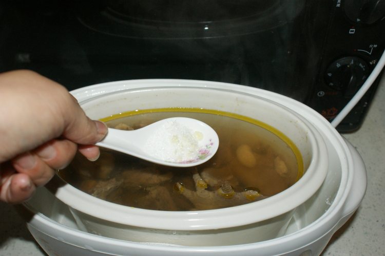小墨鱼炖鸡步骤6