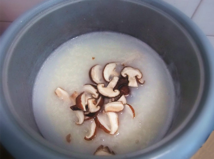 香菇皮蛋鸡肉粥步骤6
