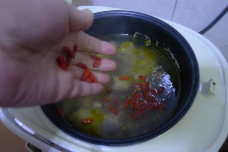 虫草花猪肚煲土鸡汤步骤5