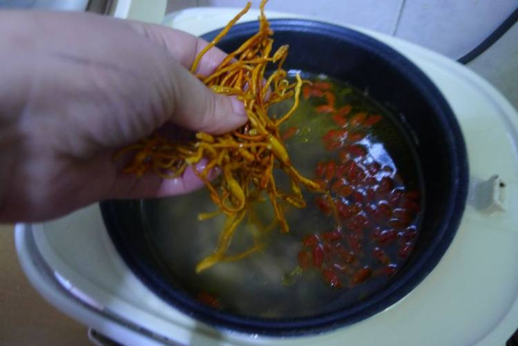 虫草花猪肚煲土鸡汤步骤6