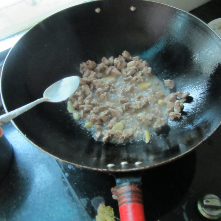 板粟炒鸡步骤4
