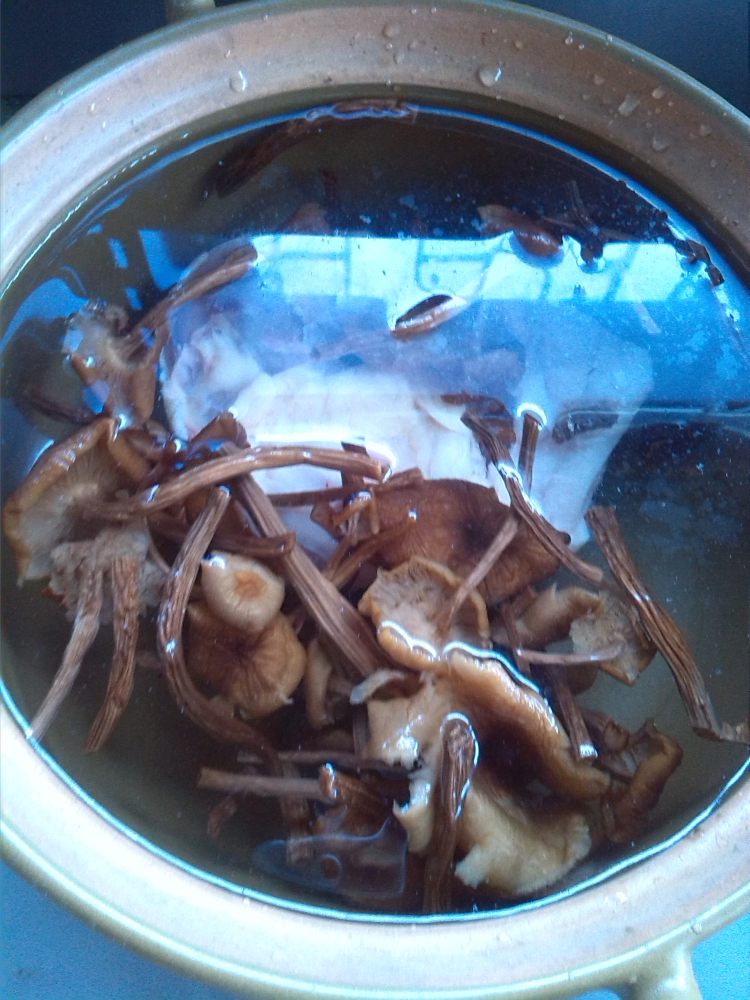 茶树菇煲鸡汤步骤3