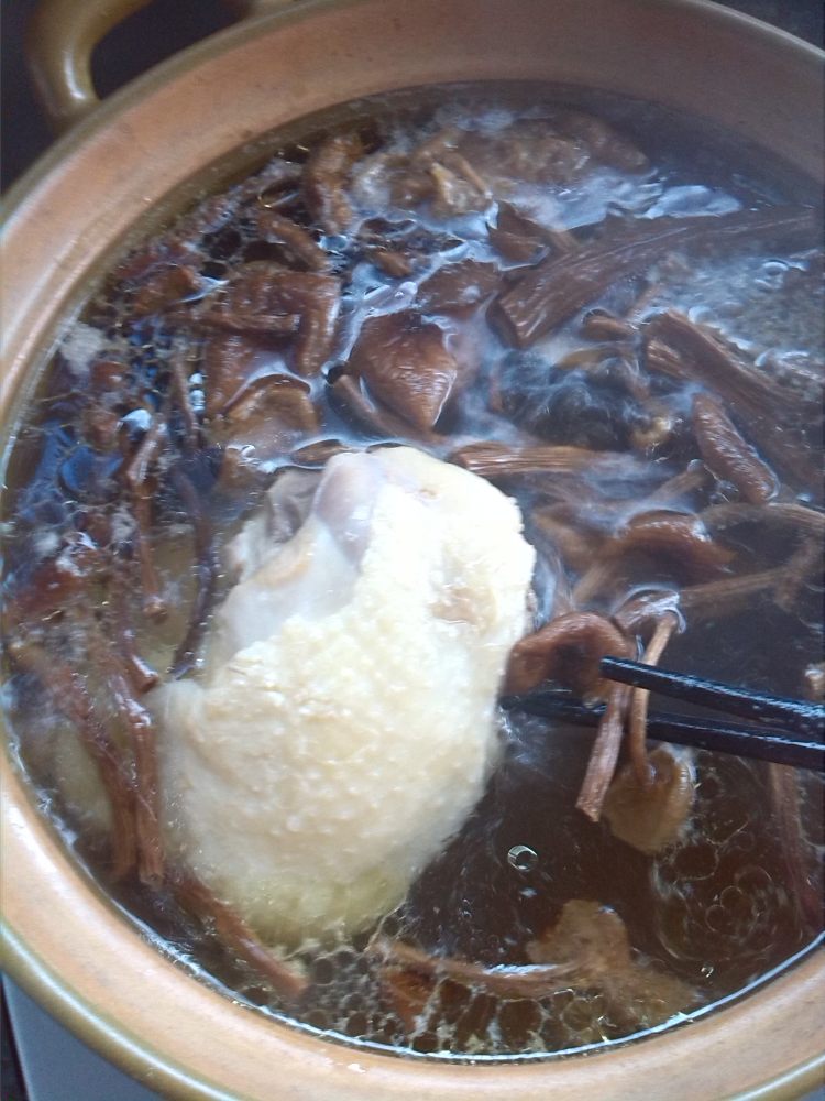 茶树菇煲鸡汤步骤5