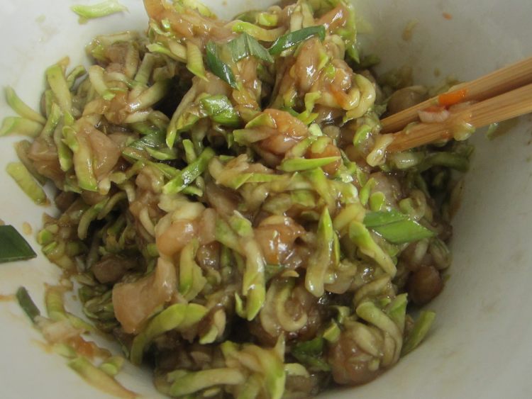 西葫芦鸡肉锅贴步骤4