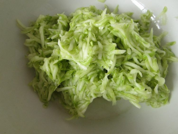 西葫芦鸡肉锅贴步骤2