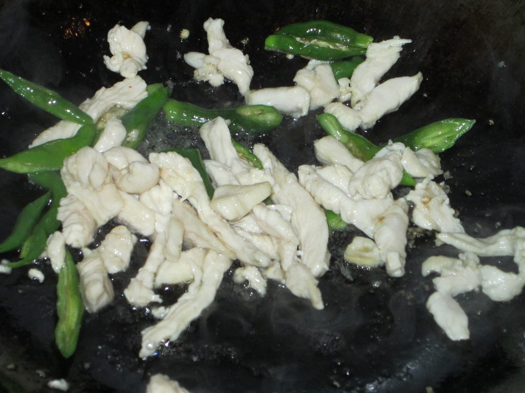 韭菜炒鸡肉步骤6