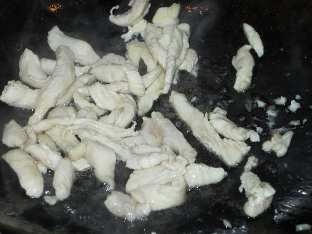 韭菜炒鸡肉步骤5