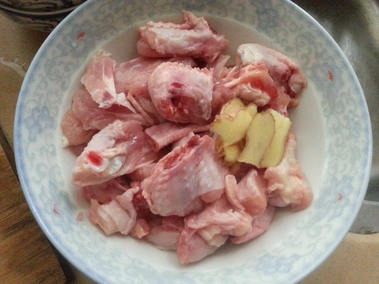 田螺煲鸡步骤1