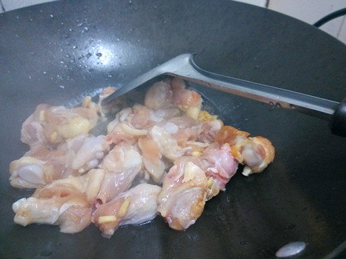 黑木耳焖鸡肉步骤4