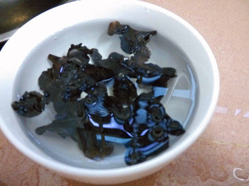 黑木耳焖鸡肉步骤3
